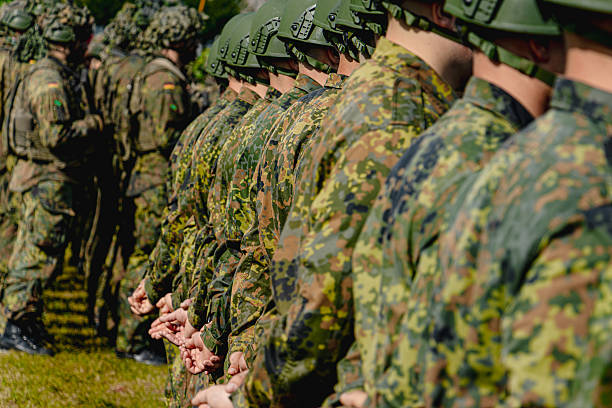 Mehrere aufgereihte Soldaten in Uniform