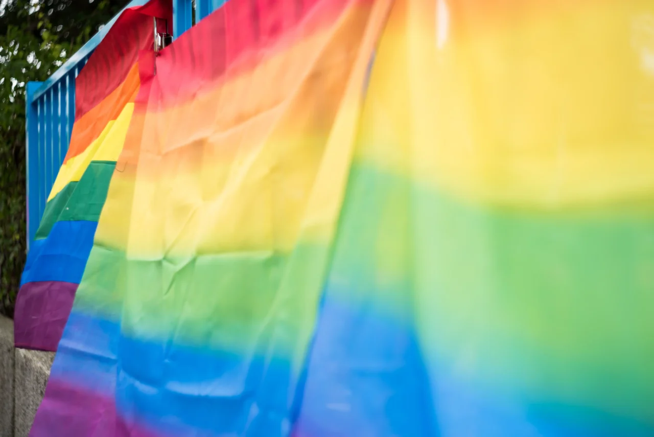 Regenbogenfahne wehen im Wind